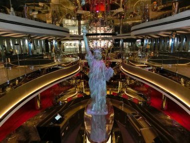 Miami, ABD - 29 Nisan 2022: İtalya 'da inşa edilen en büyük yolcu gemisi olan MSC Seashore' un yeni sancak gemisinde bulunan Atrium 'un içi.