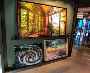 Miami, ABD - 29 Nisan 2022: Yeni yolcu gemisindeki sanat galerisi veya İtalya 'daki en büyük yolcu gemisi olan MSC Seashore' un yeni amiral gemisi.