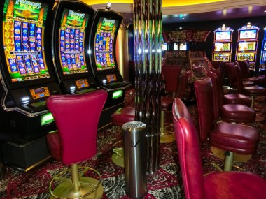 Miami, ABD - 29 Nisan 2022: İtalya 'da yapılmış en büyük yolcu gemisi olan MSC Seashore' un yeni amiral gemisindeki kumarhanedeki kumar makinelerinin içi.