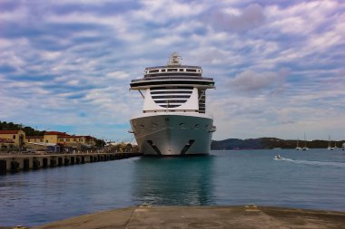 St. Thomas, USVI - 4 Mayıs 2022: MSC Sahil Yolcu Gemisi Karayip seferi sırasında St. Thomas, USVI tropikal adasına yanaştı