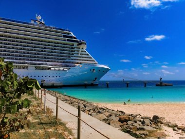 Ocean Cay, Bahamas - 29 Nisan 2022: MSC Sahil Yolcu Gemisi Karayip seferi sırasında Bahamalar 'daki tropikal ada Ocean Cay' a yanaştı