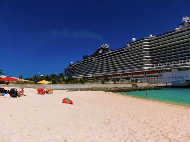 Ocean Cay, Bahamas - 29 Nisan 2022: MSC Sahil Yolcu Gemisi Karayip seferi sırasında Bahamalar 'daki tropikal ada Ocean Cay' a yanaştı