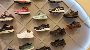 Kiyv, Ukrayna - 30 Ağustos 2020: Alışveriş merkezindeki mağazada Skechers ayakkabıları. Skechers, CEO Robert Greenberg ve oğlu Michael tarafından 1992 yılında kurulan bir Amerikan ayakkabı şirketidir.