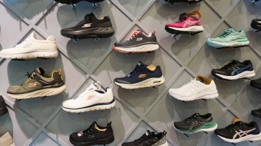 Kiyv, Ukrayna - 30 Ağustos 2020: Alışveriş merkezindeki mağazada Skechers ayakkabıları. Skechers, CEO Robert Greenberg ve oğlu Michael tarafından 1992 yılında kurulan bir Amerikan ayakkabı şirketidir.