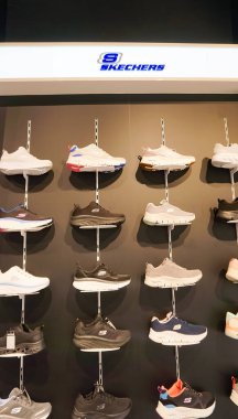 Kiyv, Ukrayna - 30 Ağustos 2020: Alışveriş merkezindeki mağazada Skechers ayakkabıları. Skechers, CEO Robert Greenberg ve oğlu Michael tarafından 1992 yılında kurulan bir Amerikan ayakkabı şirketidir.