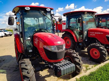 Bükreş, Romanya - 12 Eylül 2022: Romanya 'nın Bükreş kentinde Tagro traktörü Romen IRUM şirketleri 12 Eylül 2022.