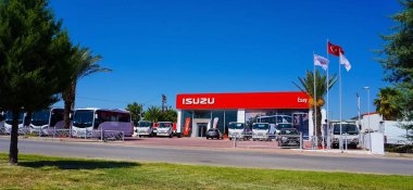 Isparta, Türkiye - 17 Eylül 2022: Isuzu amblemli şirket mağaza binası. Isuzu Motors Ltd, merkezi Japonya 'nın Yokohama şehrinde bulunan çok uluslu bir Japon otomobil üreticisi.