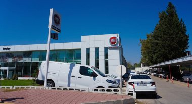 Antalya, Türkiye - 17 Eylül 2022: Fiat Automobiles şirketinin bir galeri binasındaki logosu. İtalyan otomobil üreticisi logoti tabelası olan bir kuaför. Marka gösteri panosu amblemi.
