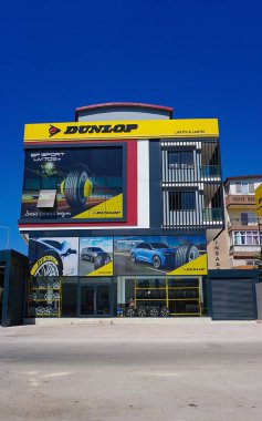 Antalya, Türkiye - 17 Eylül 2022: Dunlop Goodyear Lastik ve Lastik Şirketi 'ne ait bir lastik markasıdır. Pnömatik lastik öncüsü John Boyd Dunlop tarafından 1890 yılında Dublin, İrlanda 'da kurulmuştur.