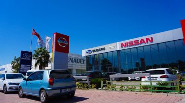 Antalya, Türkiye - 17 Eylül 2022: Nissan bayii mağazasının önünde. Nissan Japon markası.