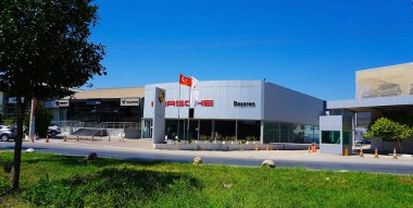 Antalya, Türkiye - 17 Eylül 2022: Stuttgart merkezli Porsche AG, Alman otomobil üreticisi, yüksek performanslı spor arabalar, SUV ve sedan üreticisi..