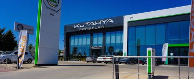 Antalya, Türkiye - 17 Eylül 2022: Kutahya Porselen mağazası ön görünümü. Kutahya porselen yemek takımı ve farklı porselen eşyalar sunuyor. Kutahya 1970 yılında Türkiye 'de kuruldu.