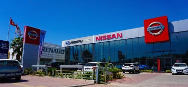 Antalya, Türkiye - 17 Eylül 2022: Nissan bayii mağazasının önünde. Nissan Japon markası.