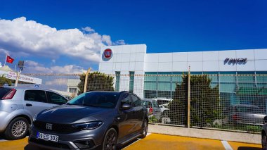 Antalya, Türkiye - 17 Eylül 2022: Fiat Automobiles şirketinin bir galeri binasındaki logosu. İtalyan otomobil üreticisi logoti tabelası olan bir kuaför. Marka gösteri panosu amblemi.