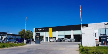 Antalya, Türkiye - 17 Eylül 2022: Renault Showroom. Renault galerisinin vitrini ve arabası. Renault Group, 1899 yılında kurulan çok uluslu Fransız otomobil üreticisi..