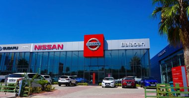 Antalya, Türkiye - 17 Eylül 2022: Nissan bayii mağazasının önünde. Nissan Japon markası.