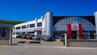 Antalya, Türkiye - 17 Eylül 2022: Toyota otomobil bayiliğinin ön yüzü. Toyota Motor Corporation, Toyota City, Japonya merkezli çok uluslu otomotiv üreticisi..