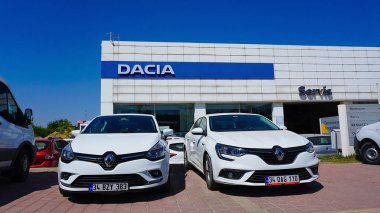 Antalya, Türkiye - 17 Eylül 2022: Bir Dacia mağazasının girişini imzalayın. Dacia Rumen bir otomobil üreticisi