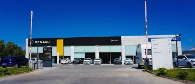 Antalya, Türkiye - 17 Eylül 2022: Renault Showroom. Renault galerisinin vitrini ve arabası. Renault Group, 1899 yılında kurulan çok uluslu Fransız otomobil üreticisi..