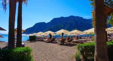 Marmaris Town 'daki Icmeler Sahili manzarası. Türkiye 'nin Akdeniz kıyısında yaz manzarası. Körfezin manzarası