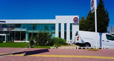 Antalya, Türkiye - 17 Eylül 2022: Fiat Automobiles şirketinin bir galeri binasındaki logosu. İtalyan otomobil üreticisi logoti tabelası olan bir kuaför. Marka gösteri panosu amblemi.