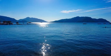 Marmaris Town 'daki Icmeler Sahili manzarası. Türkiye 'nin Akdeniz kıyısında yaz manzarası. Körfezin manzarası