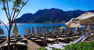 Marmaris Town 'daki Icmeler Sahili manzarası. Türkiye 'nin Akdeniz kıyısında yaz manzarası. Körfezin manzarası