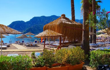 Marmaris Town 'daki Icmeler Sahili manzarası. Türkiye 'nin Akdeniz kıyısında yaz manzarası. Körfezin manzarası