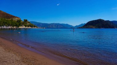 Marmaris Town 'daki Icmeler Sahili manzarası. Türkiye 'nin Akdeniz kıyısında yaz manzarası. Körfezin manzarası