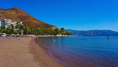 Marmaris Town 'daki Icmeler Sahili manzarası. Türkiye 'nin Akdeniz kıyısında yaz manzarası. Körfezin manzarası