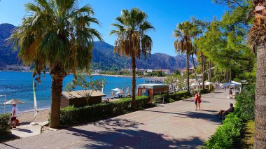 Icmeler, Türkiye - 22 Eylül 2022: Marmaris Town plaj manzaralı. Türkiye 'nin Akdeniz kıyısında yaz manzarası. Körfezin manzarası