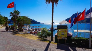 Icmeler, Türkiye - 22 Eylül 2022: Marmaris Town plaj manzaralı. Türkiye 'nin Akdeniz kıyısında yaz manzarası. Körfezin manzarası