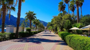 Icmeler, Türkiye - 22 Eylül 2022: Marmaris Town plaj manzaralı. Türkiye 'nin Akdeniz kıyısında yaz manzarası. Körfezin manzarası