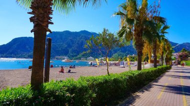 Icmeler, Türkiye - 22 Eylül 2022: Marmaris Town plaj manzaralı. Türkiye 'nin Akdeniz kıyısında yaz manzarası. Körfezin manzarası
