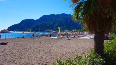 Icmeler, Türkiye - 22 Eylül 2022: Marmaris Town plaj manzaralı. Türkiye 'nin Akdeniz kıyısında yaz manzarası. Körfezin manzarası