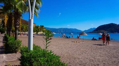 Icmeler, Türkiye - 22 Eylül 2022: Marmaris Town plaj manzaralı. Türkiye 'nin Akdeniz kıyısında yaz manzarası. Körfezin manzarası