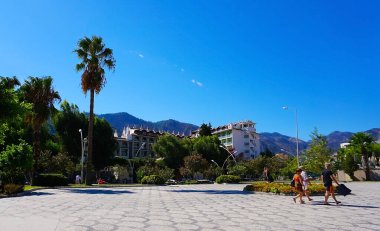 Icmeler, Türkiye - 22 Eylül 2022: Marmaris Town plaj manzaralı. Türkiye 'nin Akdeniz kıyısında yaz manzarası. Körfezin manzarası