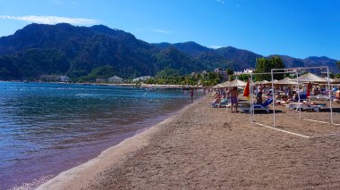 Icmeler, Türkiye - 22 Eylül 2022: Marmaris Town plaj manzaralı. Türkiye 'nin Akdeniz kıyısında yaz manzarası. Körfezin manzarası