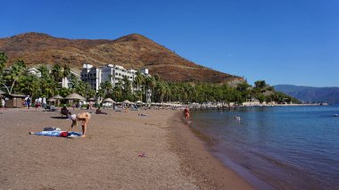 Icmeler, Türkiye - 22 Eylül 2022: Marmaris Town plaj manzaralı. Türkiye 'nin Akdeniz kıyısında yaz manzarası. Körfezin manzarası