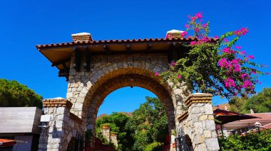 Icmeler, Türkiye - 22 Eylül 2022: MARTI Resort Hotel. 22 Eylül 2022 'de Türkiye' nin Icmeler kentindeki otelin arazisinde çiçek açan çalılar