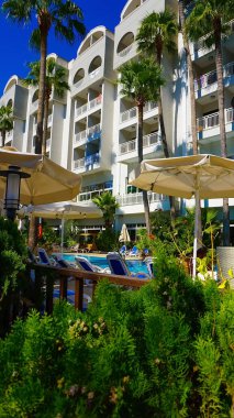 Marmaris, Türkiye - 22 Eylül 2022: Quadas Hotel 4 yıldız ve mavi gökyüzü, Marmaris, Türkiye