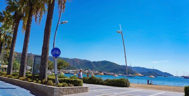 Marmaris, Türkiye - 22 Eylül 2022: Deniz kenarına karşı mavi deniz ve dağların manzaralı körfezi. Marmaris. Türkiye