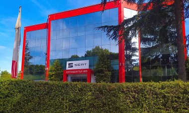 Varna, Bulgaristan - 25 Eylül 2022: SEAT otomobil bayii binası. İspanyol otomobil üreticisi otomobil salonu ve şirket logosu işareti.