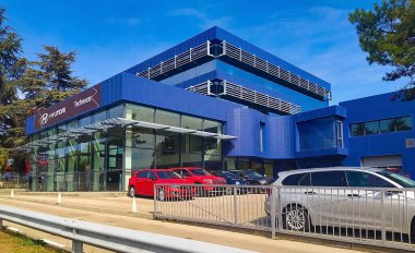 Varna, Bulgaristan - 25 Eylül 2022: Güneşli bir günde galeri binasında Hyundai logosu. Hyundai Güney Koreli otomobil ve ticari araç üreticisi.