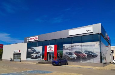 Rusçuk, Bulgaristan - 25 Eylül 2022: Toyota otomobil bayiliğinin ön yüzü. Toyota Motor Corporation, Toyota City, Japonya merkezli çok uluslu otomotiv üreticisi..