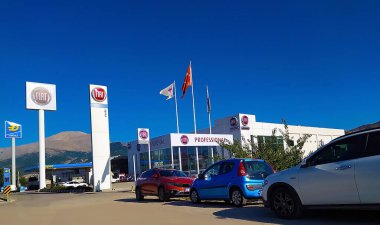 İstanbul, Türkiye - 16 Eylül 2022: Fiat Automobiles şirket logosu bir bayilik binasında. İtalyan otomobil üreticisi logoti tabelası olan bir kuaför. Marka gösteri panosu amblemi.