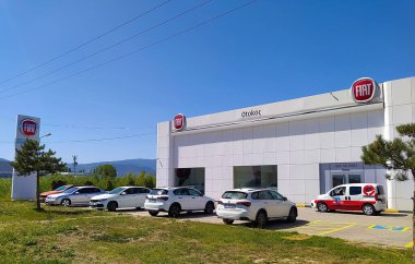 İstanbul, Türkiye - 16 Eylül 2022: Fiat Automobiles şirket logosu bir bayilik binasında. İtalyan otomobil üreticisi logoti tabelası olan bir kuaför. Marka gösteri panosu amblemi.