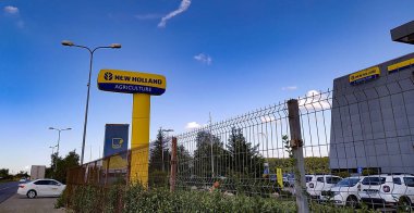 Bükreş, Romanya - 12 Eylül 2022: Bükreş, Romanya - 12 Eylül 2022 tarihleri arasında Romanya 'nın Bükreş kentindeki mavi gökyüzüne karşı bayi bayii bayii bayii logosu. Tarım makinelerinin küresel markasının sembolüdür.