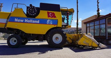 Araclar, Türkiye - 16 Eylül 2022: New Holland Tarım logosu Araclar, Türkiye - 16 Eylül 2022. Tarım makinelerinin küresel markasının sembolüdür.