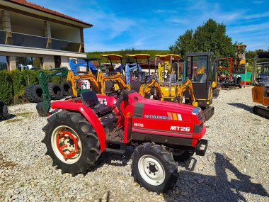 Bükreş, Romanya - 12 Eylül 2022: Mini kazıcı veya traktör MITSUBISHI MT25 12 Eylül 2022 'de Romanya' nın Bükreş kentinde